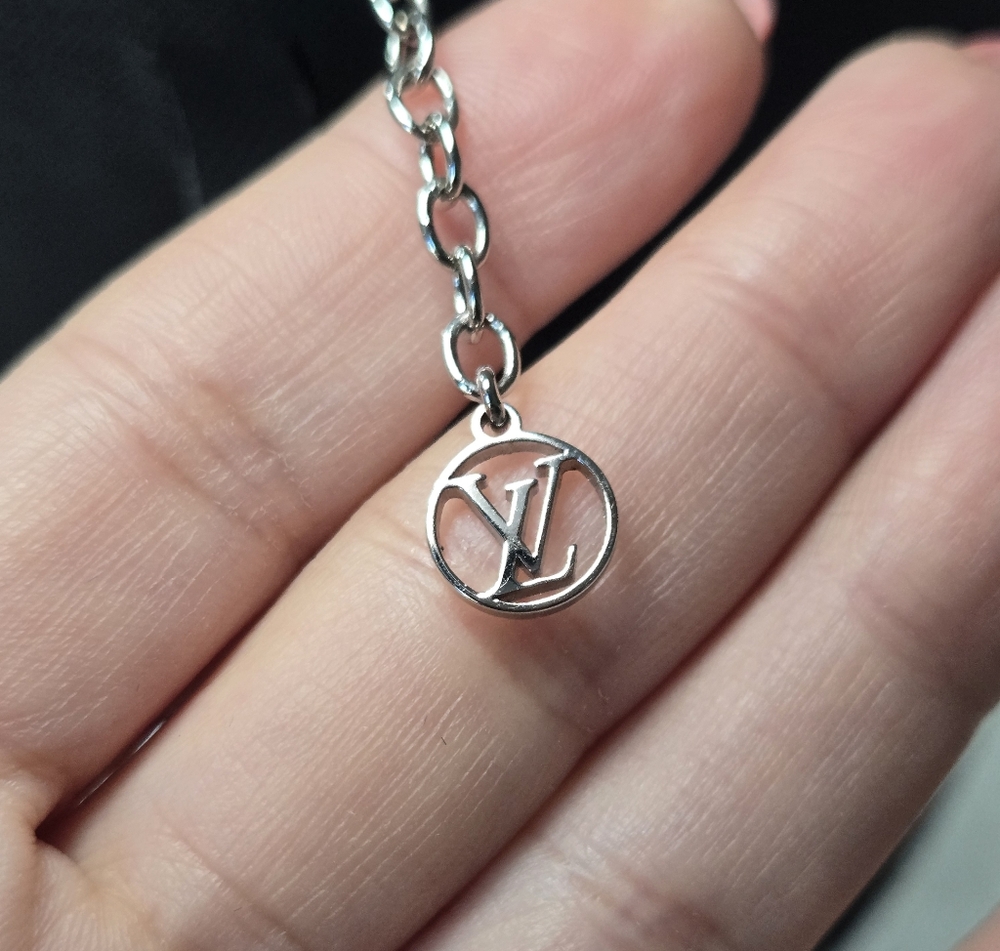 🔥 Louis Vuitton Essential V Supple Necklace Silver 🔥 - Picture 8 of 10